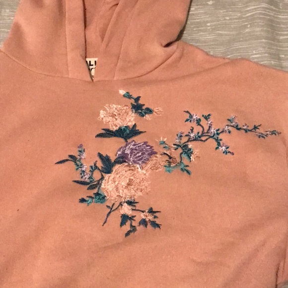 Cropped hoodie w/ embroidered flowers - Picture 3 of 4
